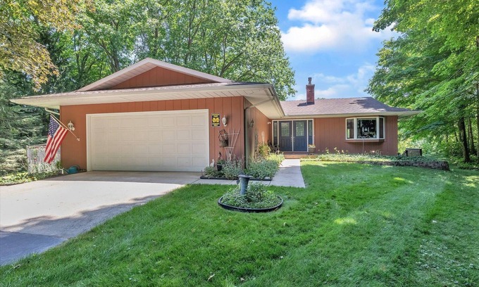Buchanan House | Waterfront 1 mile from Red Bud Track-N-Trail, Wineries and Wooded Privacy