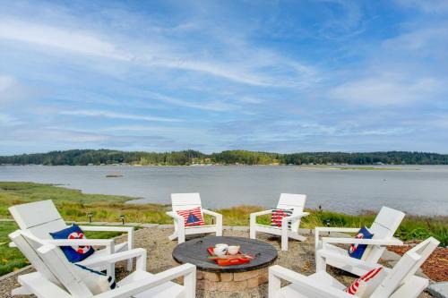 Allyn House | Waterfront Allyn Home with Fire Pit and 2 Kayaks!