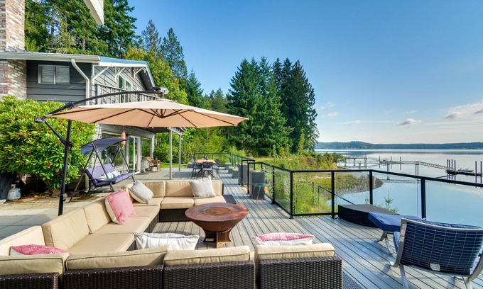 Allyn-Grapeview House | Waterfront Allyn Retreat w/Guest House & Beach!