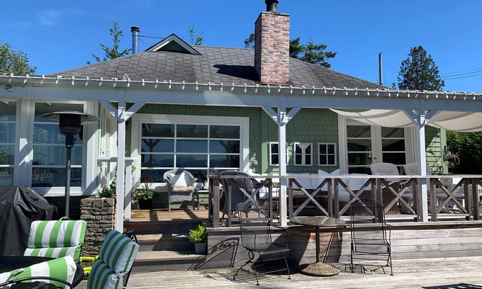 Vesuvius Cottage | Waterfront and Waterviews, Lovely Vacation Cottage in Vesuvius