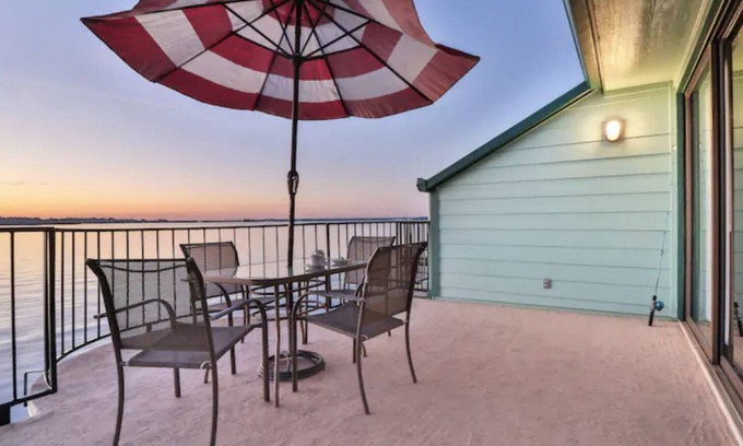 Seven Coves Condo | ⛱ Waterfront Balcony ☀️ Jacuzzi Suite❤️Sleeps 10❤️