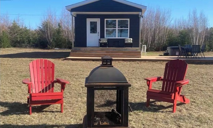 Sainte-Anne-de-Kent Cottage | Waterfront tiny home with hot tub (Pet friendly, near beaches)