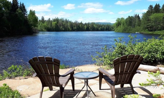 Shannon Ski Chalet | Waterfront Cabin with Spa - Le Grand Heron