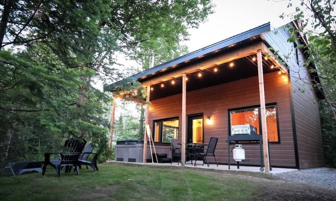 Shannon Apartment | Waterfront Cabin with Spa - Le Colvert