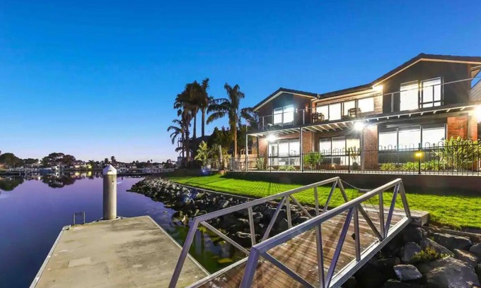 Patterson Lakes Villa | Waterfront Canal beach view + Private Jetty