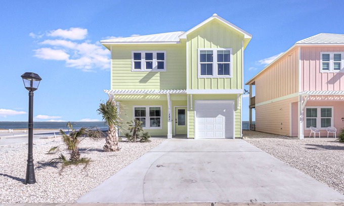 Fulton House | Waterfront,Community Pool, Personal Hottub,Walk to Bars, Restaurants and Pier