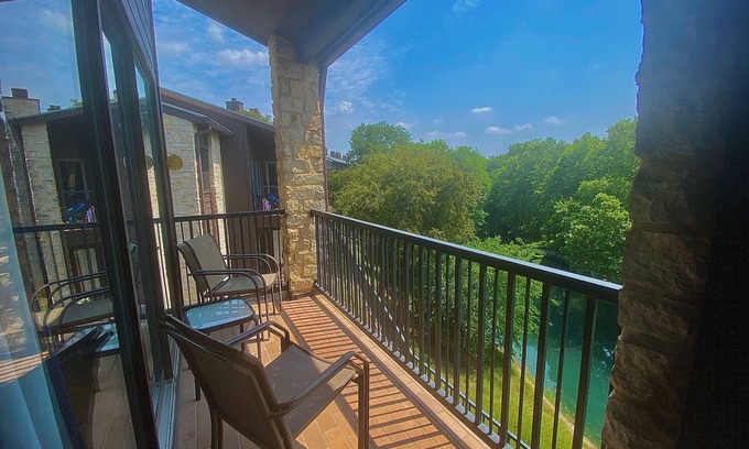 New Braunfels Condo | Waterfront Condo on the Comal River- CW B210 : Free Tubes with Rental!