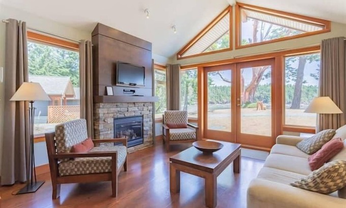 Mayne Island Hotel | Waterfront Cottage - Mayne Island Resort