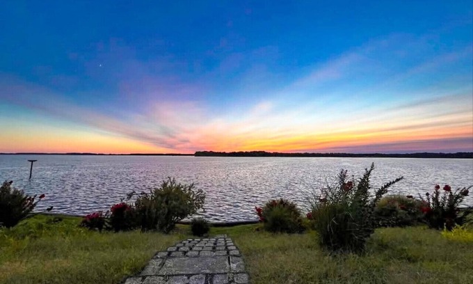 Valley Lee House | Waterfront Escape | Family-Friendly | Remodeled Home | Epic Sunset Views | Decks