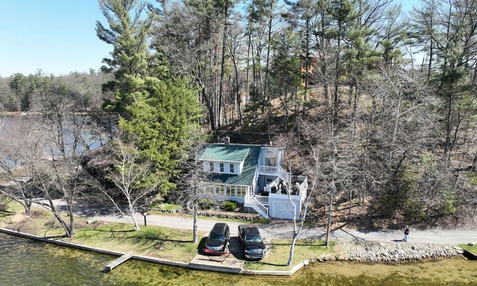 Greenville House | Waterfront Escape