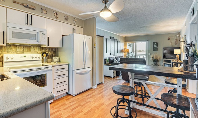 Gulf Stream Estates Condo | Waterfront Gem w/Balcony in Garden City