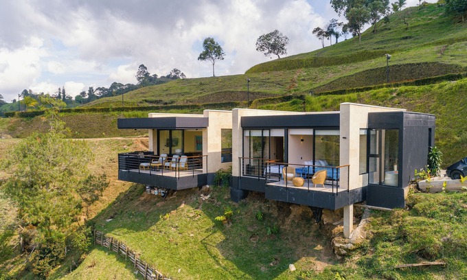 El Penol Ski Chalet | Waterfront Getaway with Jacuzzi & BBQ in Guatapé