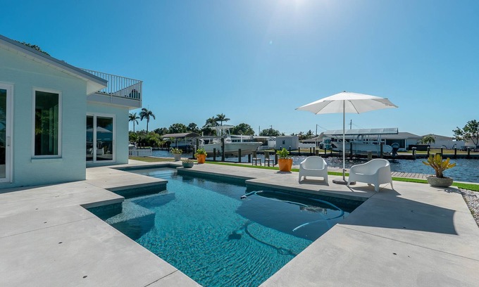 Bradenton House | Waterfront Home! Sleeps 8 Heated Pool Spa Boat Dock Chef Kitchen Small dogs OK