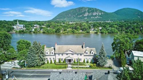 Beloeil Villa | Waterfront Mansion with River & Mountain View, 40 Minutes from Montreal