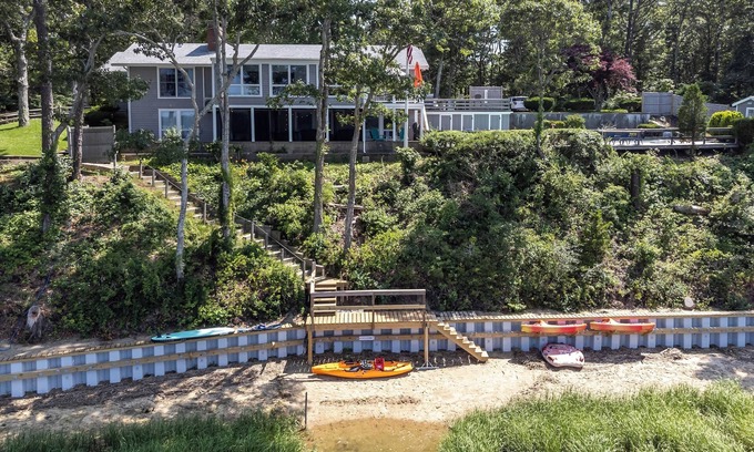 Cotuit House | waterfront-pool-large groups and families-kayaks & bikes-beach pass