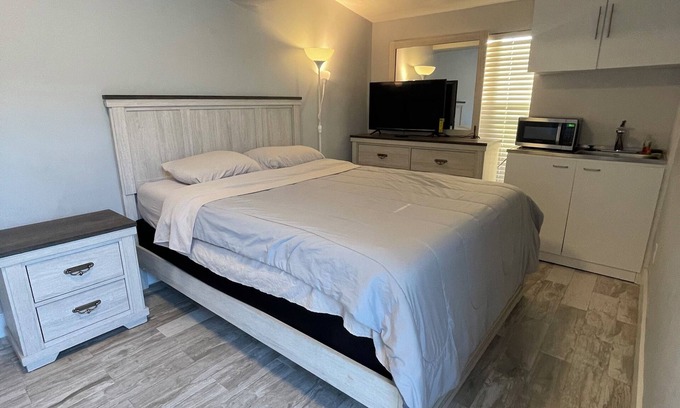 Fort Lauderdale Apartment | Waterfront Studio in Fort Lauderdale close to Airport, Cruise and Guitar Casino!