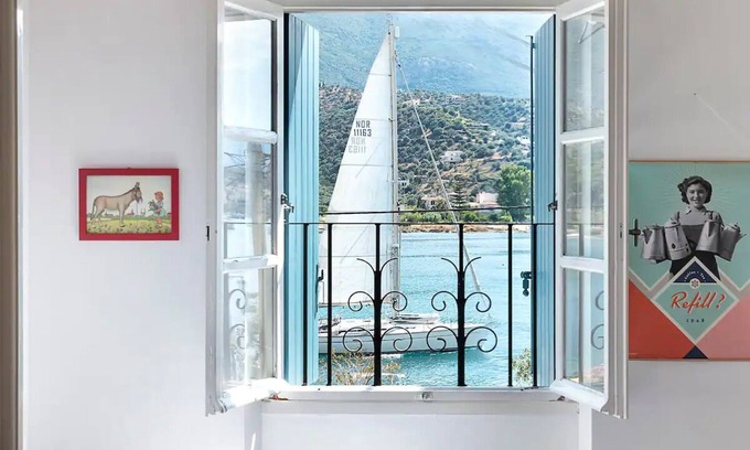 Poros House | Waterfront townhouse with private garden