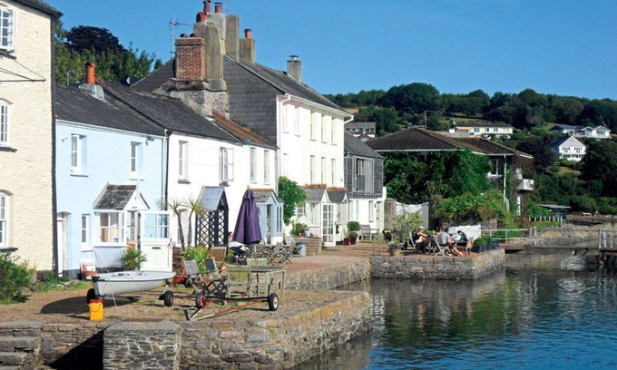 Dittisham Apartment | Waterside location, private garden and buckets of charm