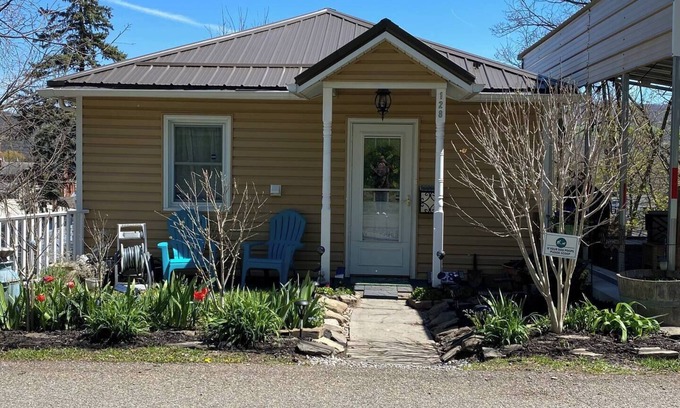 Watkins Glen House | Watkins Glen Village, Walk to Gorge & Downtown!