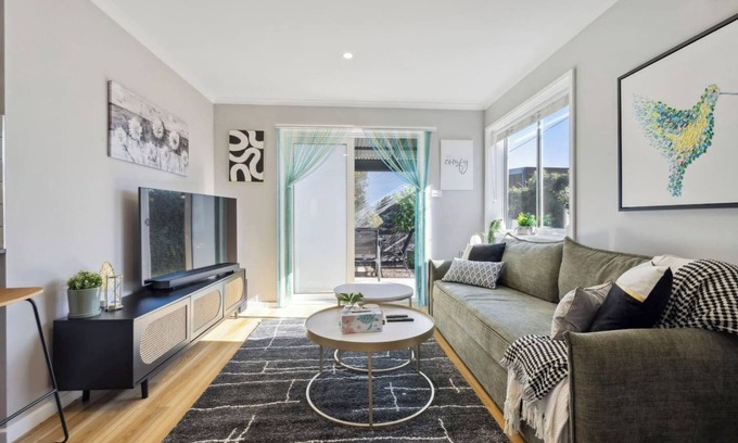 Wanniassa House | Wattlebird Cottage Chic Comfort near Mount Taylor