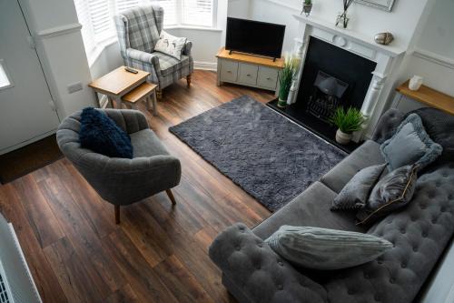 Flamborough House | Wavecrest Retreat, Hot Tub & Garden, Sleeps 8
