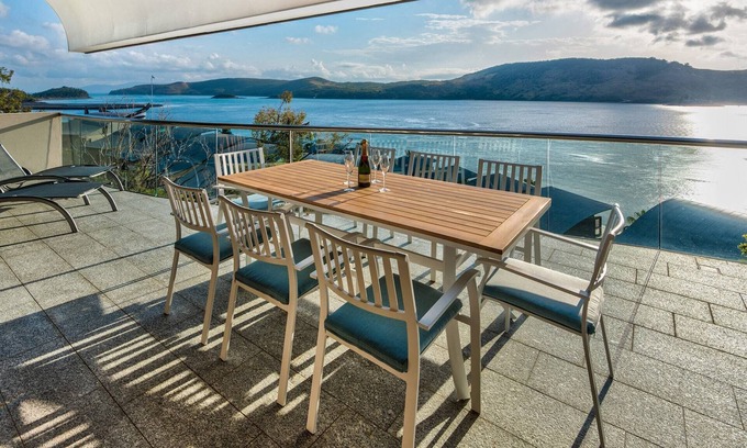 Hamilton Island House | Waves 5 Hamilton Island - oceanviews, golf buggy and transfers