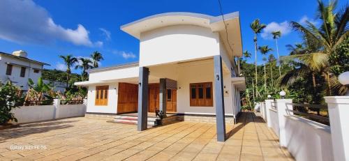 Vellamunda Villa | Wayanadan Mountain View service villa