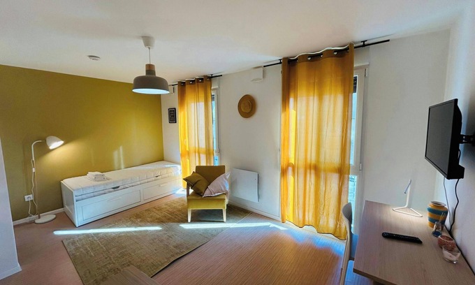 Barbatre Apartment | We Live In R - Suite 101