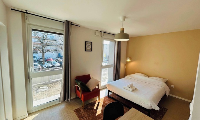 Barbatre Apartment | We Live In R - Suite 103