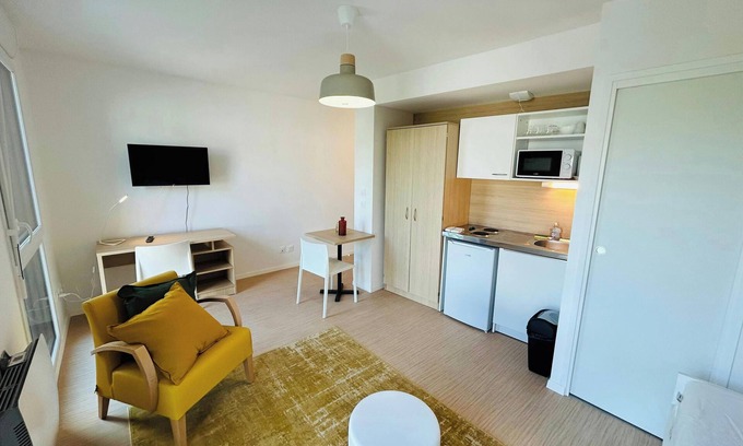 Barbatre Apartment | We Live In R - Suite 302