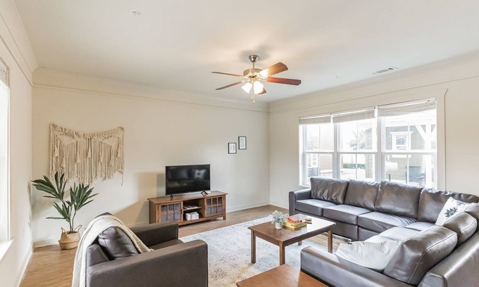 San Marcos House | Weekend Getaway in San Marcos with Kitchen + Gym