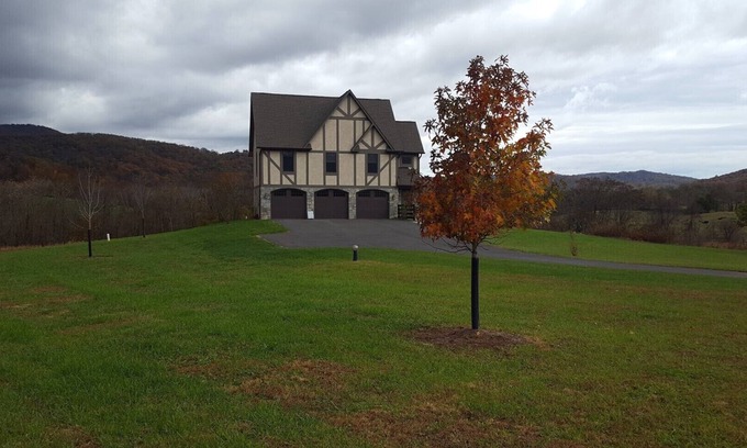 Markham Cottage | Weekend getaway short distance from DC/Northern Virginia