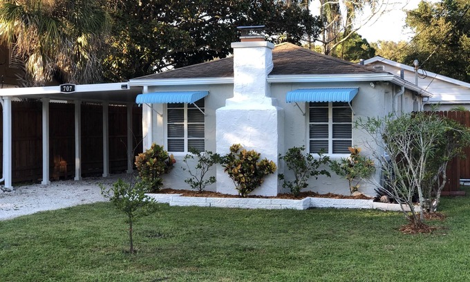 Bayshore Gardens House | Weekends are best spent at the Beach!