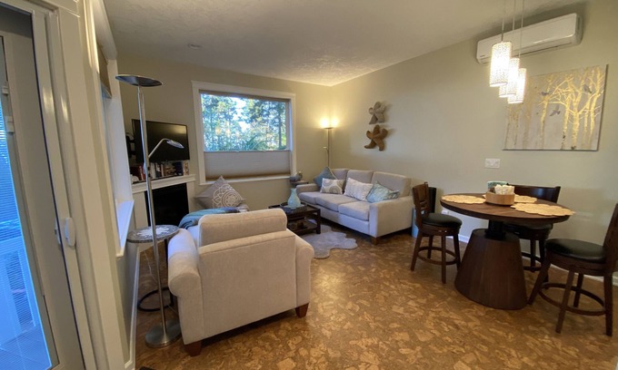 Comox House | Welcome Kye Bay Nest at the beach - relax, restore, and explore. H820823952