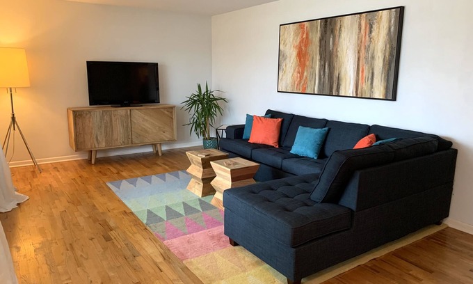 Stevensville House | Welcome to Holiday House! Cozy, modern home 7 min. from the beach and wineries.