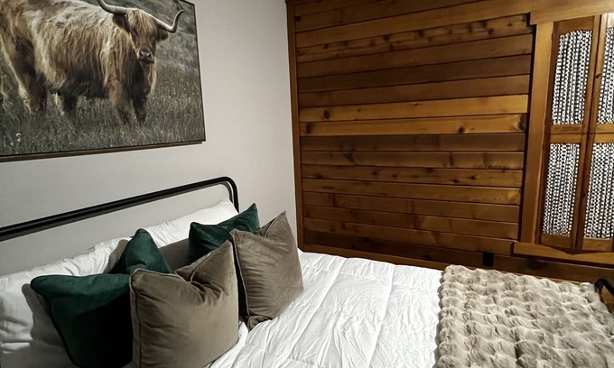 Mount Plymouth Cabin | Welcome To Orlando's Chic Cabin! KING BED, FIREPLACE, SAUNA, HOT TUB, GAMES