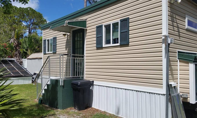 Jupiter Farms Apartment | Welcome to our Tiny Abode! (Tiny House)