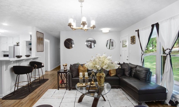 Stockbridge House | Welcome to the Good Life - with heated hot tub & Wifi and rental cars services