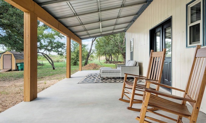 Graham Cottage | Welcome to the "Graham Cracker"! Enjoy your lake front stay at Lake Graham!