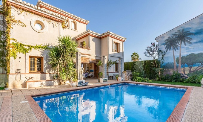 Padul House | Welcome to this great vacation home with private pool and mountain views.