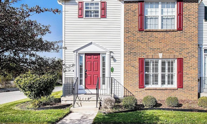South Bend House | Welcoming 2-bedroom townhome in South Bend, short walk to Notre Dame!