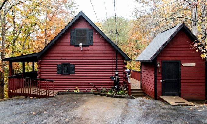 Gatlinburg - Pigeon Forge Cabin | Welcoming Rustic-Style Retreat with Screened in Hot Tub & Indoor Jacuzzi