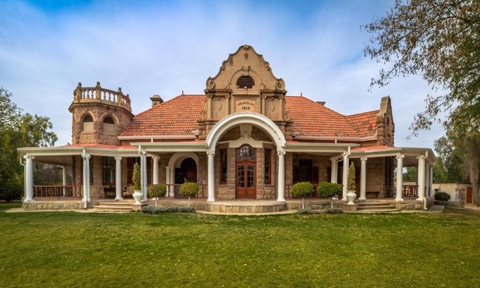 Oudtshoorn Bed & Breakfast | Welgeluk Feather Palace