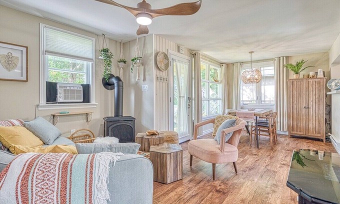 Selkirk Cottage | Well-equipped Lakeshore Getaway | HotTub, Firepit