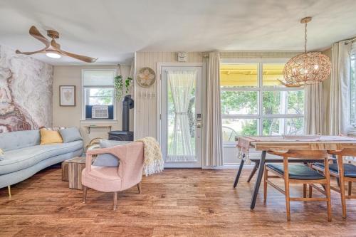 Selkirk House | Well-equipped Lakeshore Getaway Hottubpdlboard