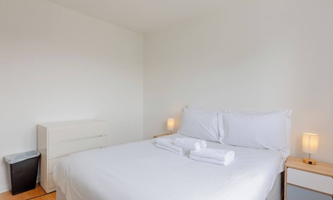 Nine Elms Apartment | Well-located 3BD Flat with Private Balcony