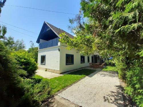 Balatonmariafurdo House | WELLE vízparti nyaraló