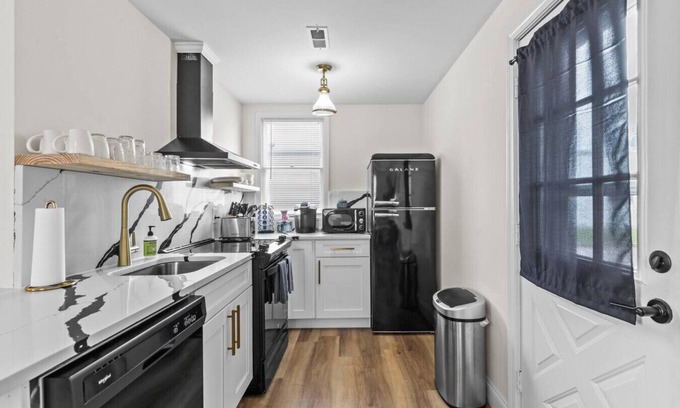 Wentzville Bed & Breakfast | Wentzville King Bed Walk to Downtown!