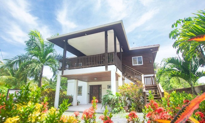 Gibson Bight Villa | Wescot Villas – Modern 4BR Stay in West End area