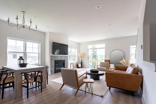 Fontana-on-Geneva Lake House | West End Escape -Screened-In Porch - Private Balconies - Lake View - Walking Distance to Public Beach